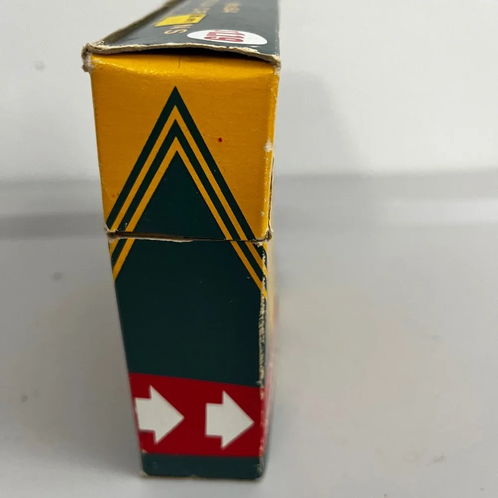 VTG Crayola 64 Crayons Binney & Smith Brilliant Colors Built In‎ Sharpener FLAWS